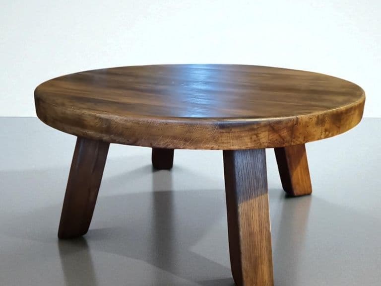 Brutalistische Salontafel donker eiken 4 poten, 100cm doorsnede 47cm hoog.