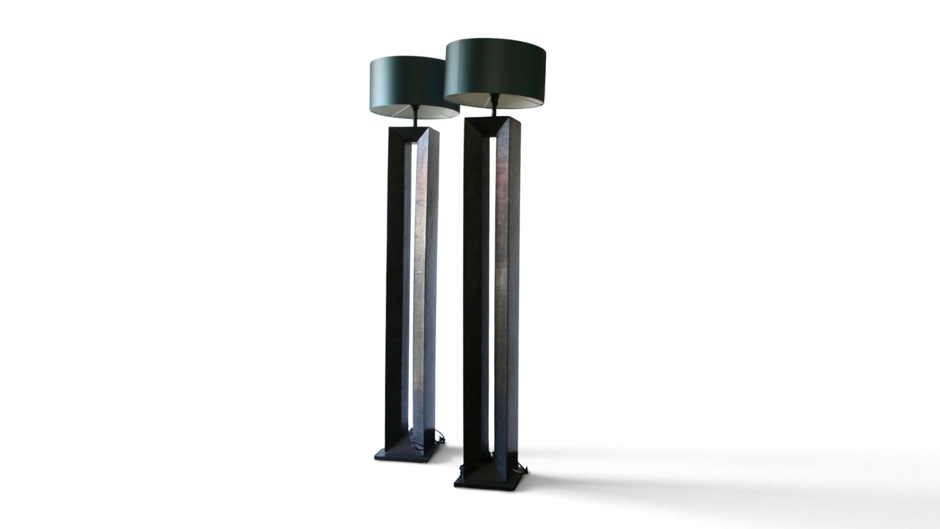 Set van twee moderne zwarte kolom-vloerlampen met cilindrische kappen