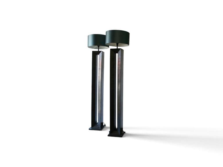 Set van twee moderne zwarte kolom-vloerlampen met cilindrische kappen