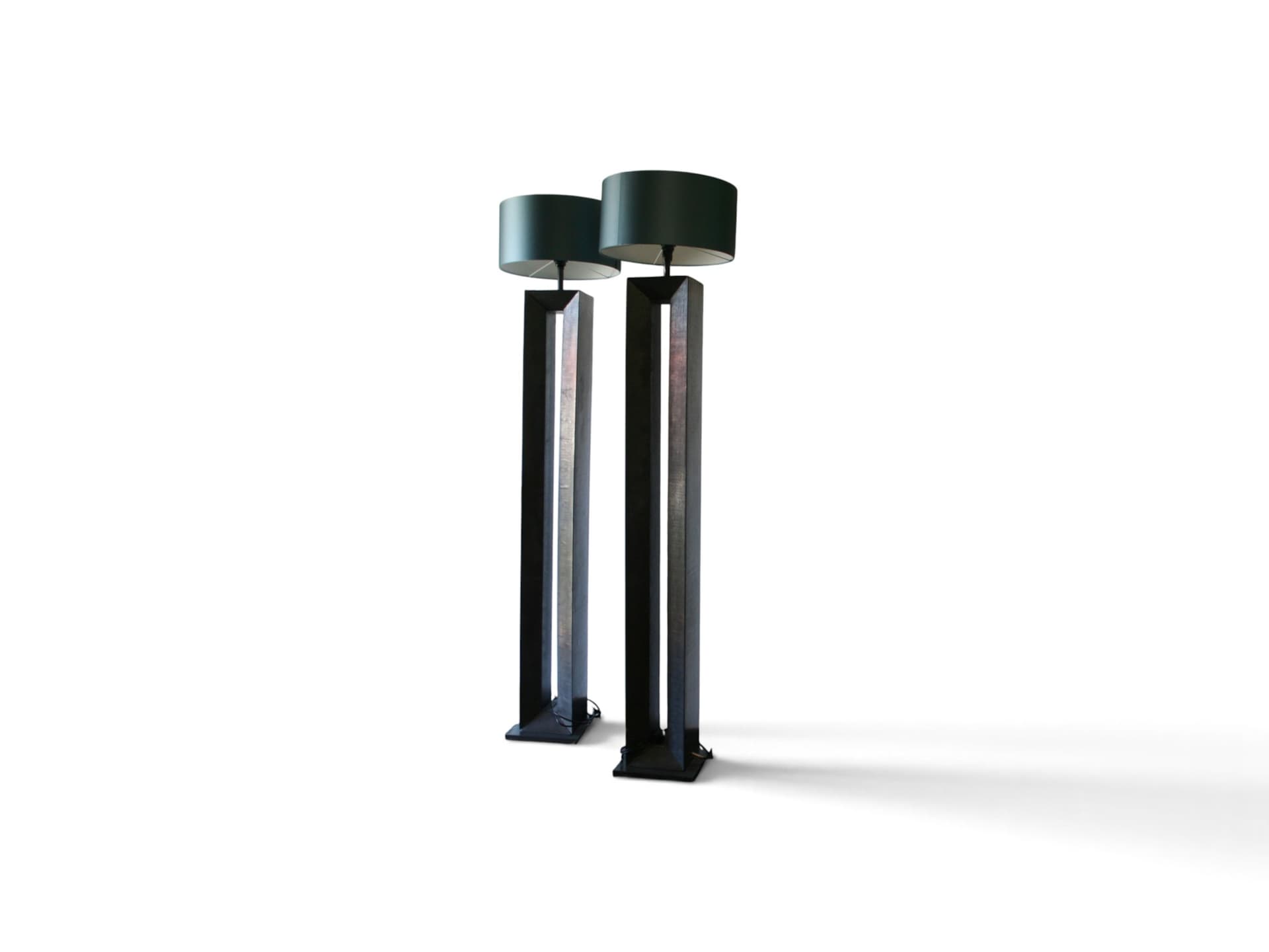Set van twee moderne zwarte kolom-vloerlampen met cilindrische kappen
