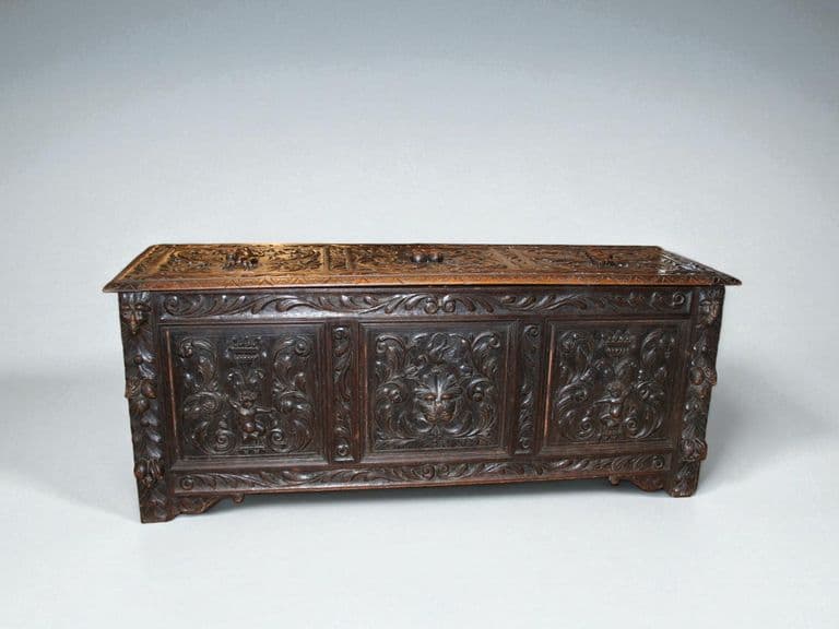 Antieke Boeken/dekenkist handgesneden 150 cm(l) x 60 cm(h) x 50 cm(d).