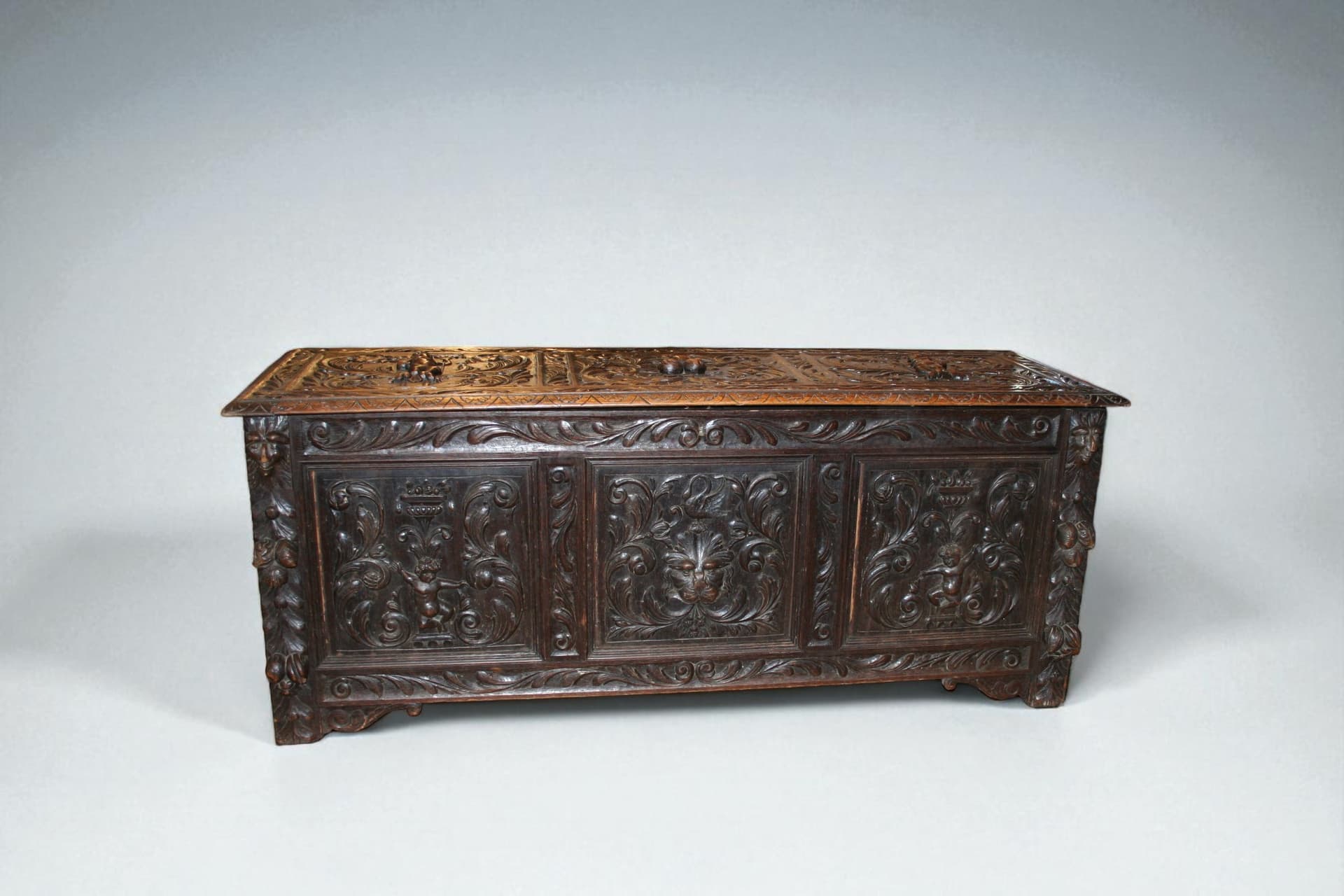Antieke Boeken/dekenkist handgesneden 150 cm(l) x 60 cm(h) x 50 cm(d).