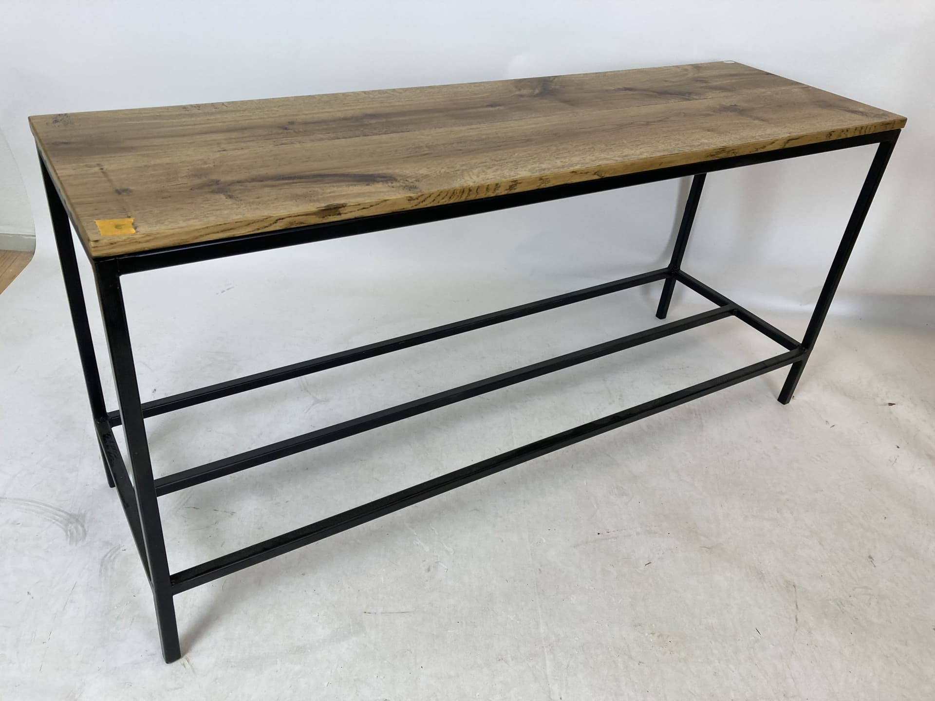 Upcycled houten tafel gemaakt van vloerdelen