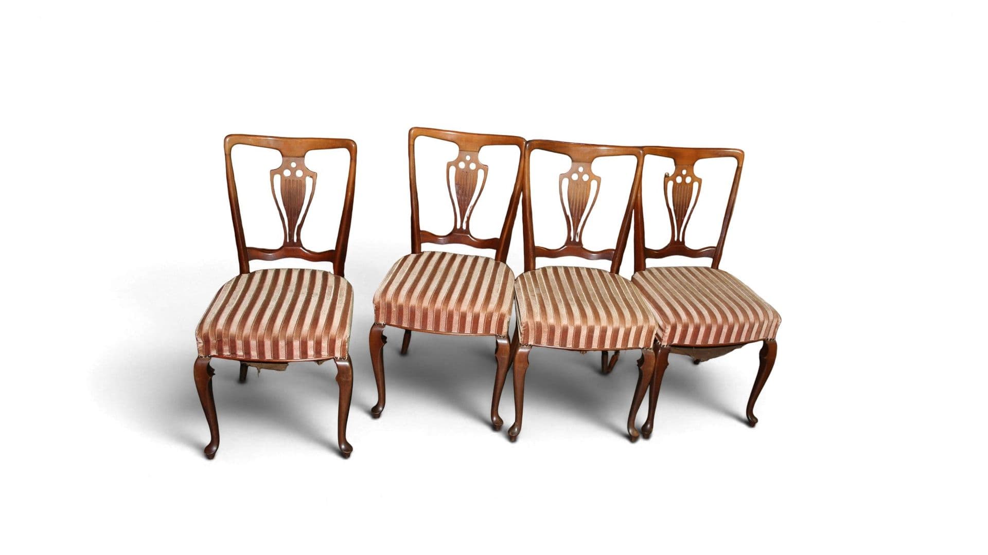Set van vier klassieke eetkamerstoelen in Hepplewhite Queen Anne stijl