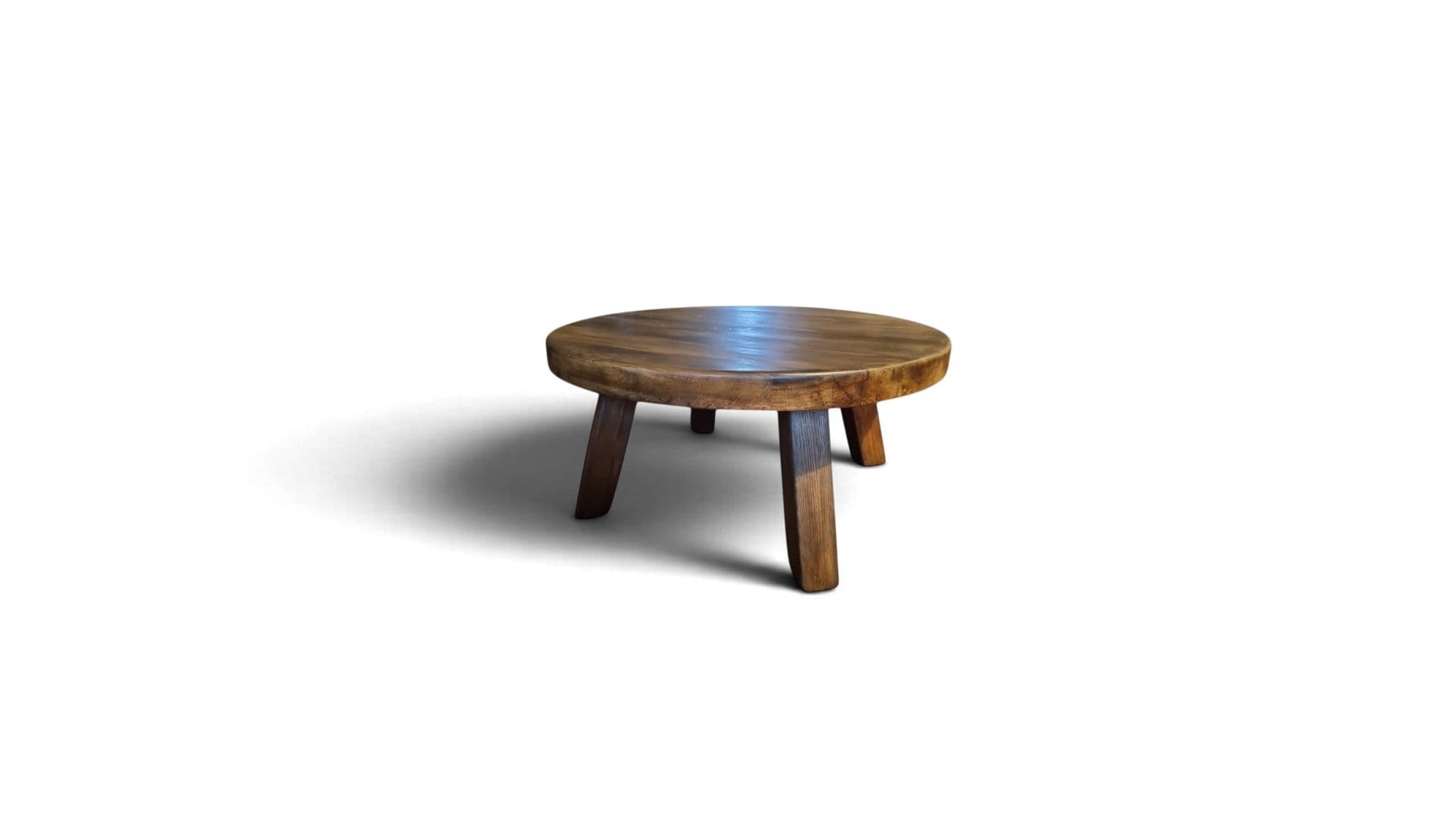Brutalistische Salontafel donker eiken 4 poten, 100cm doorsnede 47cm hoog.