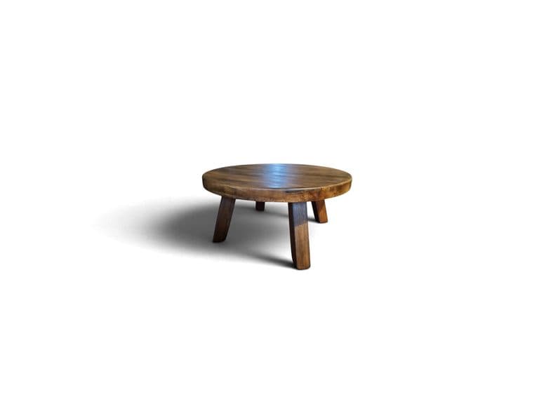 Brutalistische Salontafel donker eiken 4 poten, 100cm doorsnede 47cm hoog.