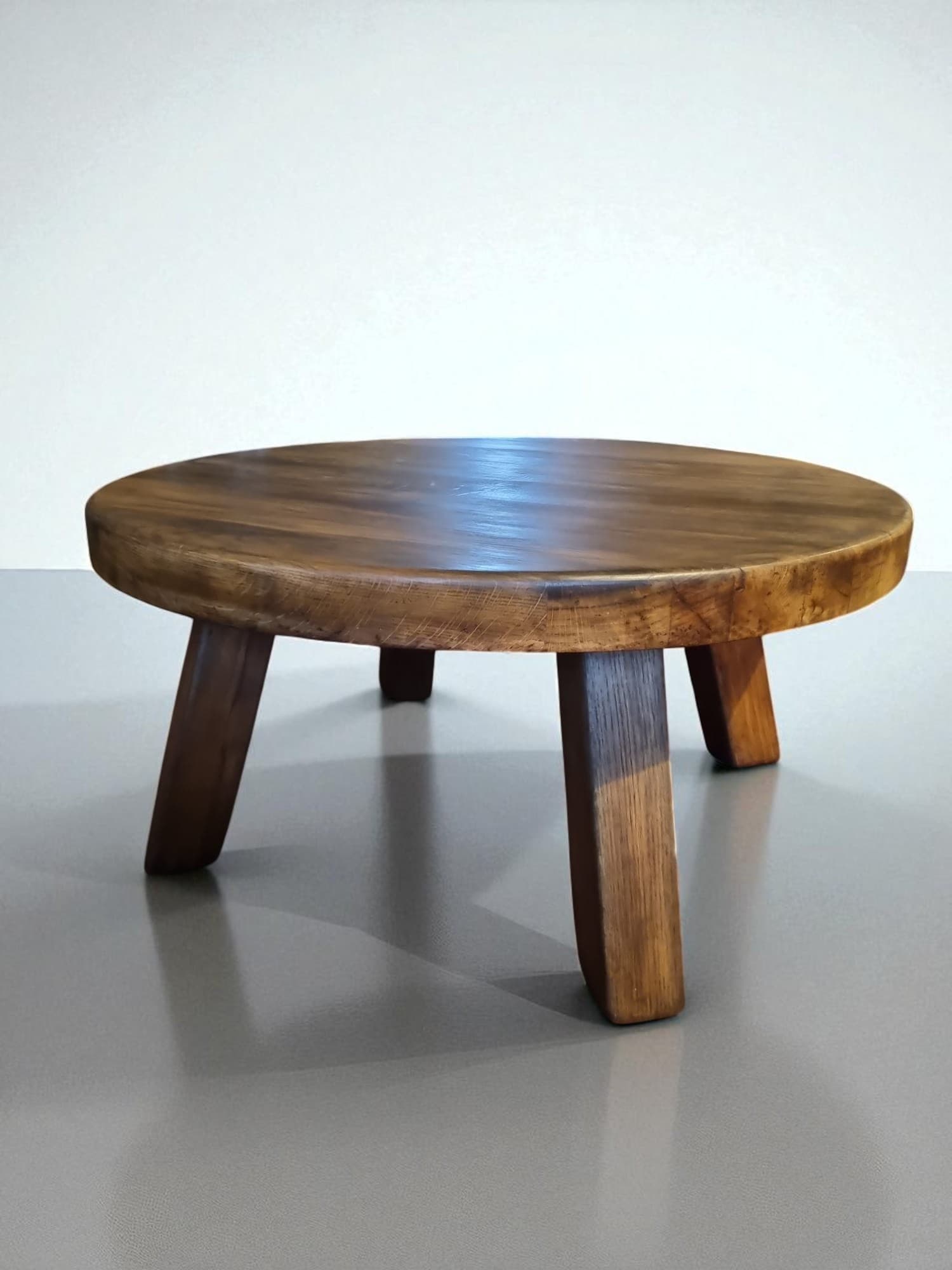 Brutalistische Salontafel donker eiken 4 poten, 100cm doorsnede 47cm hoog.