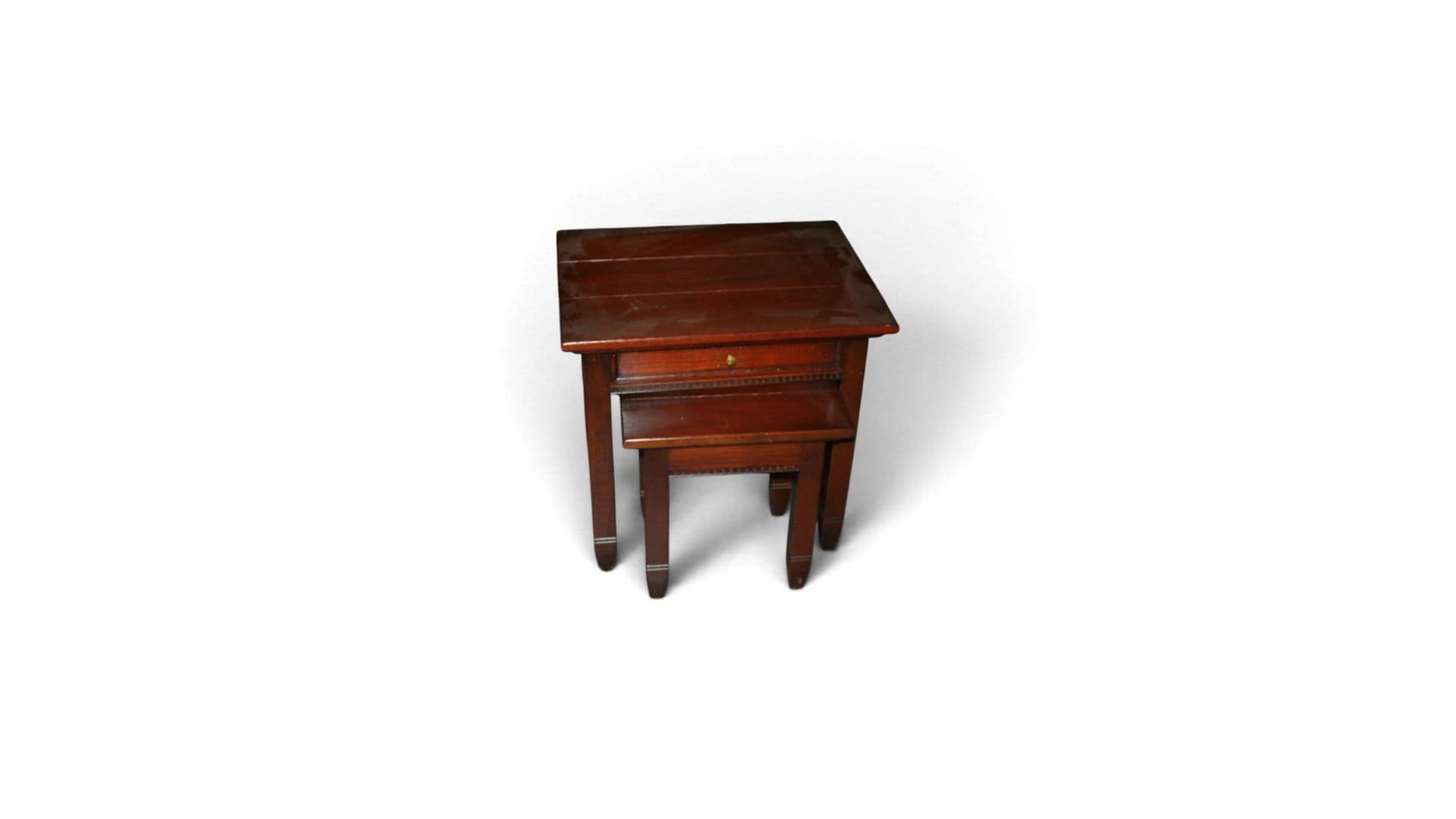 Klassieke houten nesttafel set van 2 bijzettafels met lade
