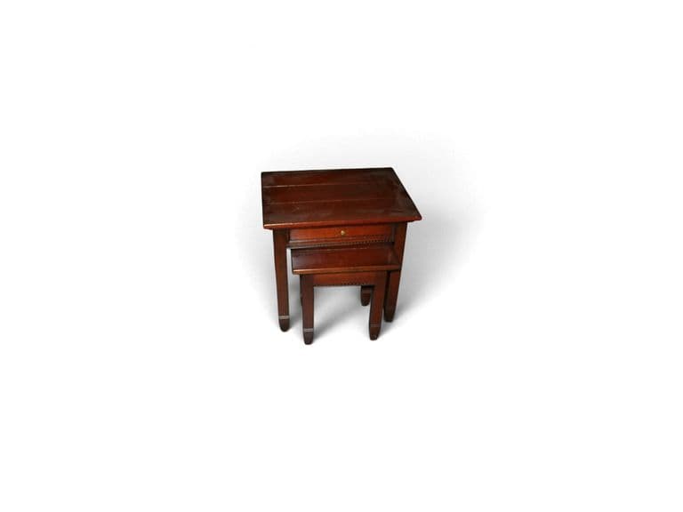 Klassieke houten nesttafel set van 2 bijzettafels met lade