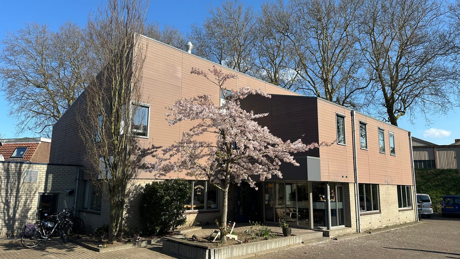 Het pand van De Gezel aan de Arkelse Onderweg in Gorinchem, met bloeiende sierkers